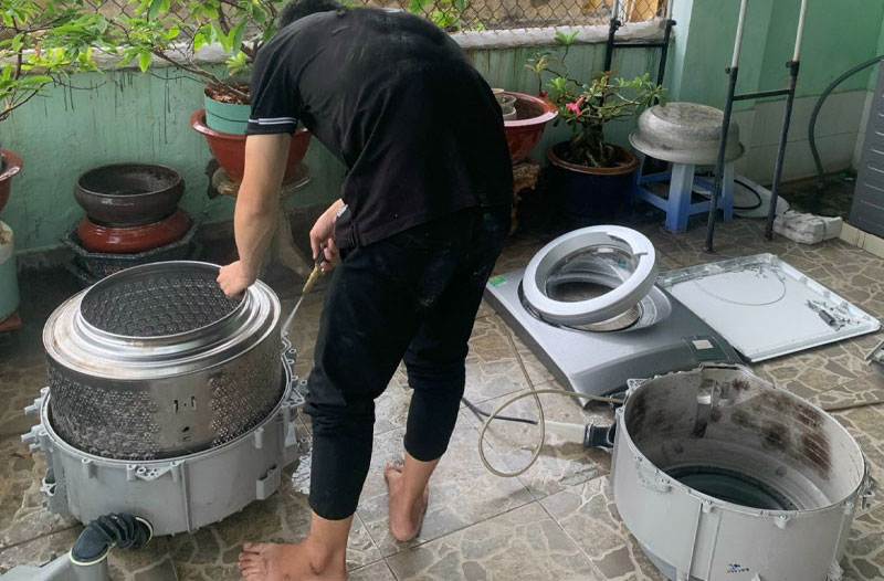 Lắp đặt máy giặt giá rẻ bất ngờ tại Quận 4 cùng thợ tay nghề cao của Điện lạnh Thân Thiện, bảo hành uy tín!