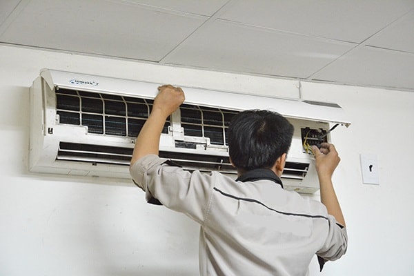 Đội ngũ kỹ thuật viên giàu kinh nghiệm của Điện lạnh Thiên Vương đang tất bật thực hiện ca tháo lắp máy lạnh tận nơi cho khách hàng tại khu vực Quận 9, khẳng định uy tín của một đơn vị sở hữu đội ngũ thợ tận tâm và tay nghề cao.