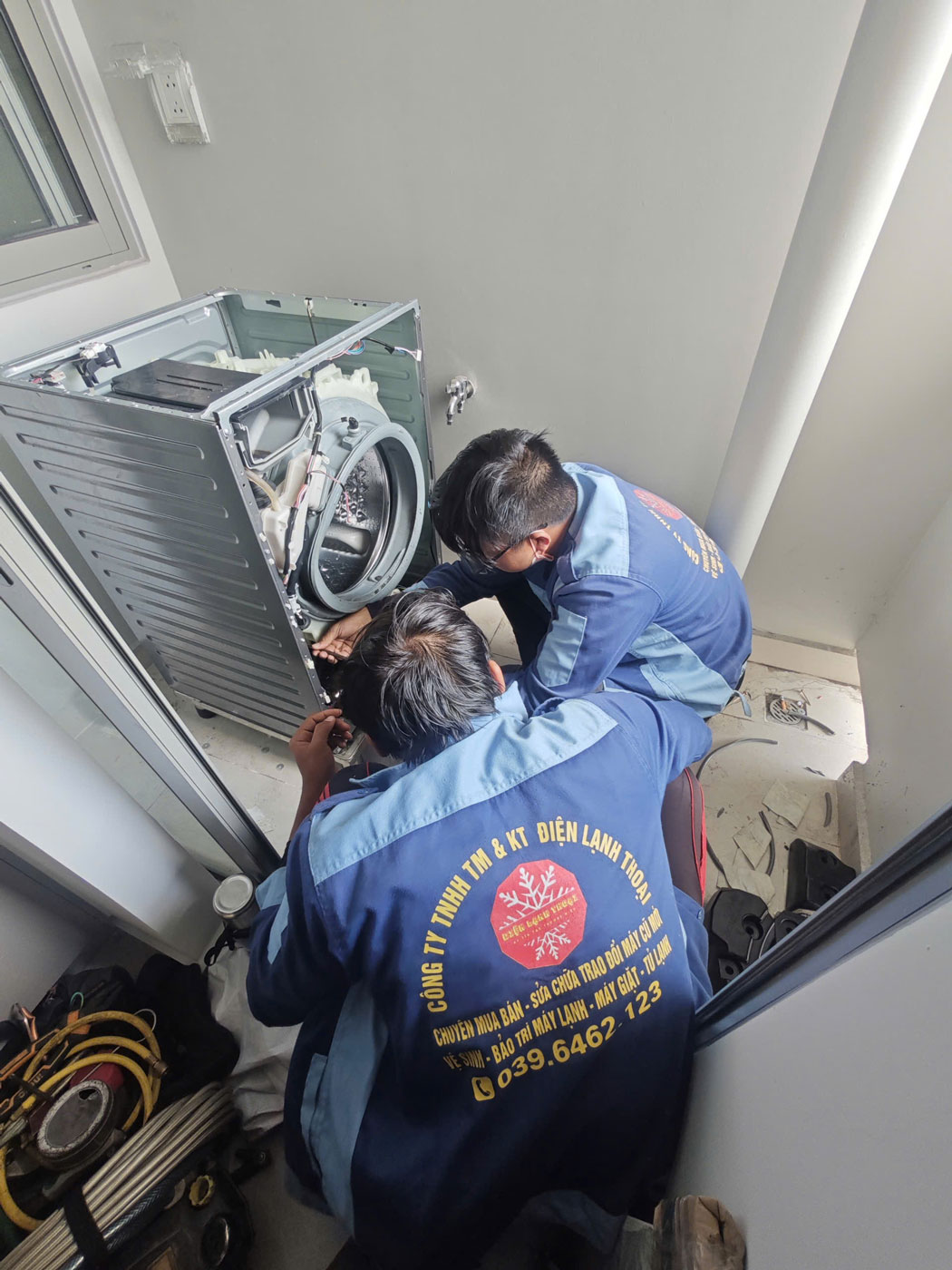 Điện lạnh Thoại mang đến dịch vụ sửa máy giặt Bình Chánh chất lượng cao với đội ngũ kỹ thuật viên giàu kinh nghiệm. Xử lý triệt để mọi lỗi từ không cấp nước, mất nguồn đến rung lắc mạnh tại nhà, phục vụ nhanh chóng và minh bạch chi phí.