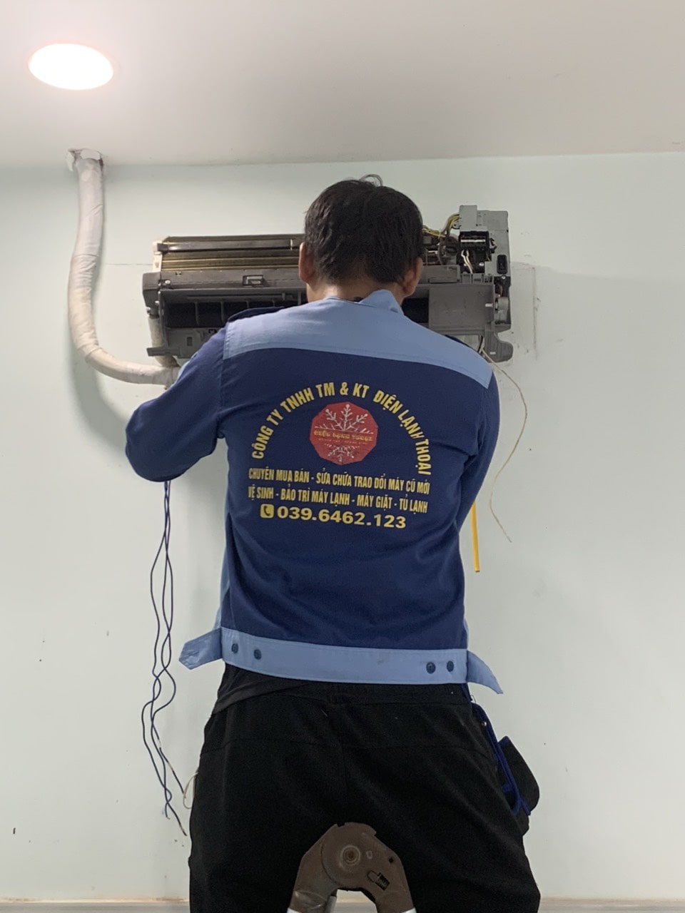 Thợ điện lạnh Thoại chuyên tháo lắp máy lạnh chuyên nghiệp tại huyện Bình Chánh, đảm bảo có mặt nhanh chóng chỉ sau 30 phút hỗ trợ tận nơi!