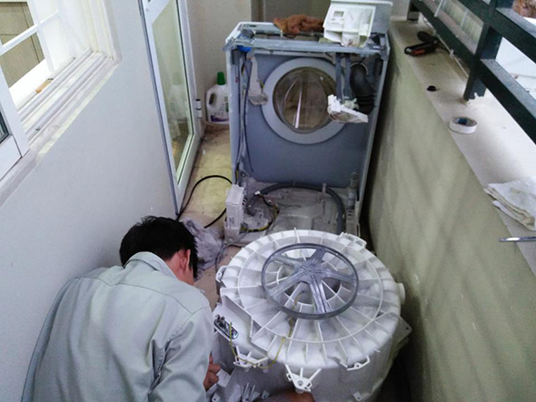 Dịch vụ sửa máy giặt Nhà Bè uy tín từ Điện lạnh Việt Minh được đông đảo khách hàng tin tưởng nhờ đội ngũ thợ tay nghề lâu năm, tận tâm. Hỗ trợ kiểm tra tận nhà nhanh chóng, linh kiện chính hãng và bảo hành chu đáo dài hạn.