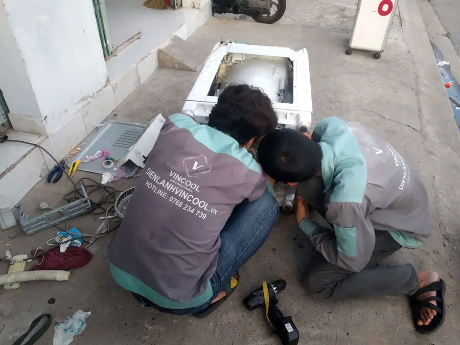 Máy giặt bỗng dưng không vắt, mất nguồn, kêu to bất thường tại Quận 11? Liên hệ ngay Điện lạnh Vincool để được thợ kỹ thuật đến hỗ trợ tận nơi chỉ sau 30 phút, báo giá minh bạch và bảo hành dài hạn chu đáo!