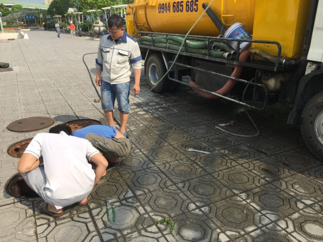 Đơn vị Việt Phát chuyên cung cấp dịch vụ thông cống Quận 1 tận tình, báo giá trước rõ ràng xử lý nhanh gọn, tận nơi 24/7