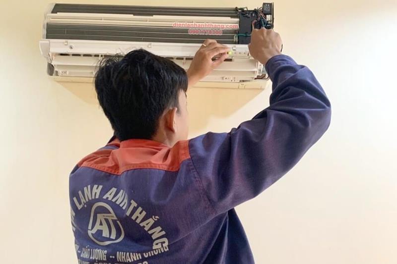 Đội ngũ thợ giàu kinh nghiệm của Điện lạnh Anh Thắng đang trực tiếp xử lý ca di dời máy lạnh tận nơi ở Quận 10, đảm bảo mức chi phí tiết kiệm tối đa và sự hài lòng cho gia chủ.