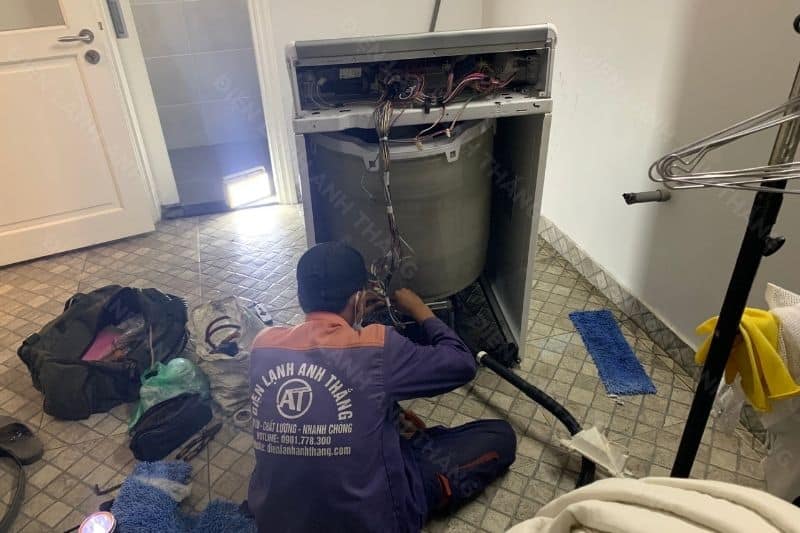 Giải quyết dứt điểm mọi rắc rối từ chiếc máy giặt cửa trên hay lồng ngang Inverter tại Quận Bình Tân cùng Điện lạnh Anh Thắng: Phục vụ nhanh chóng, tận tâm và luôn đặt quyền lợi khách hàng lên hàng đầu.