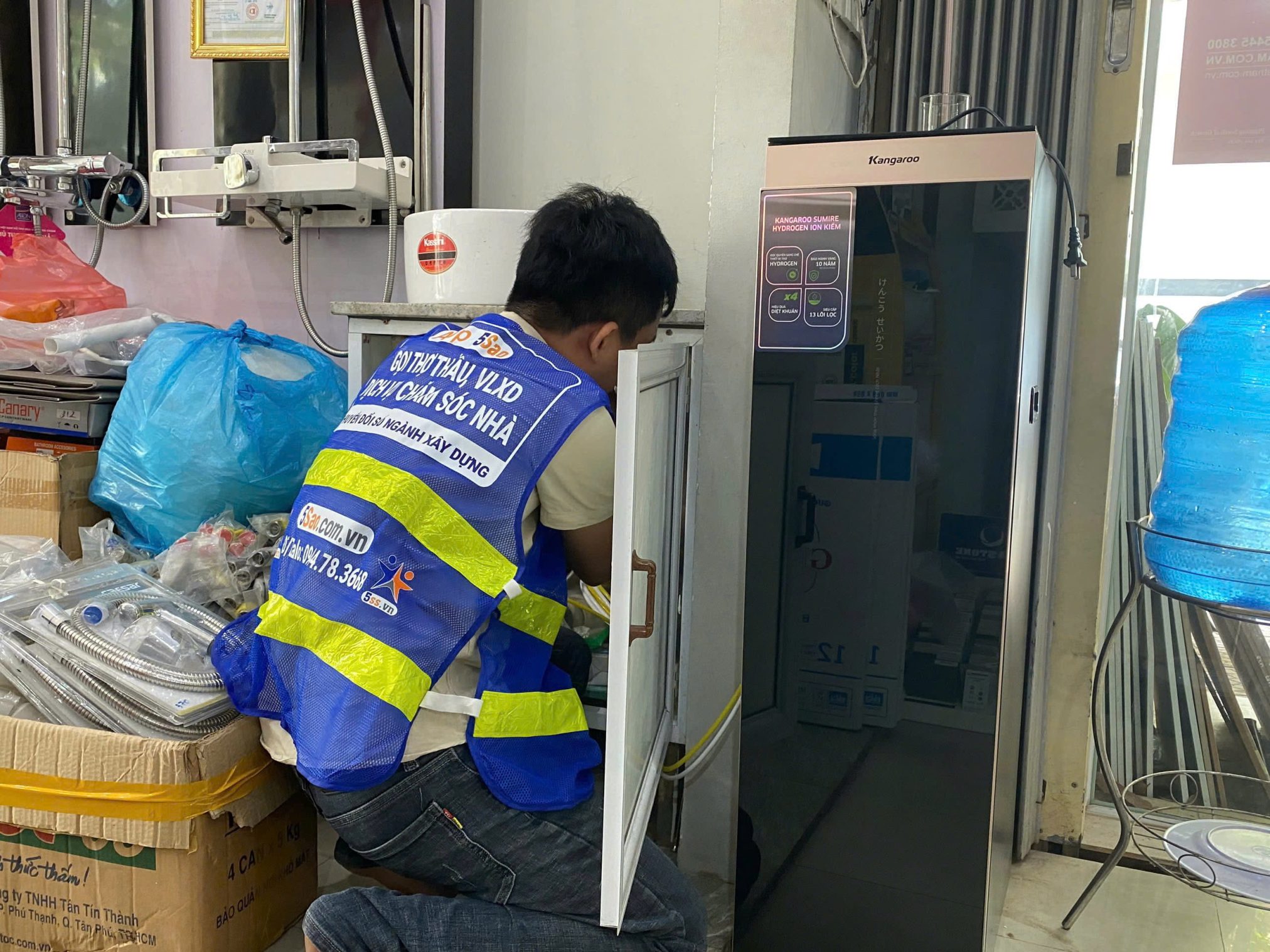 Thợ 5Sao đang kiểm tra và đấu nối máy lọc nước tại nhà dân
