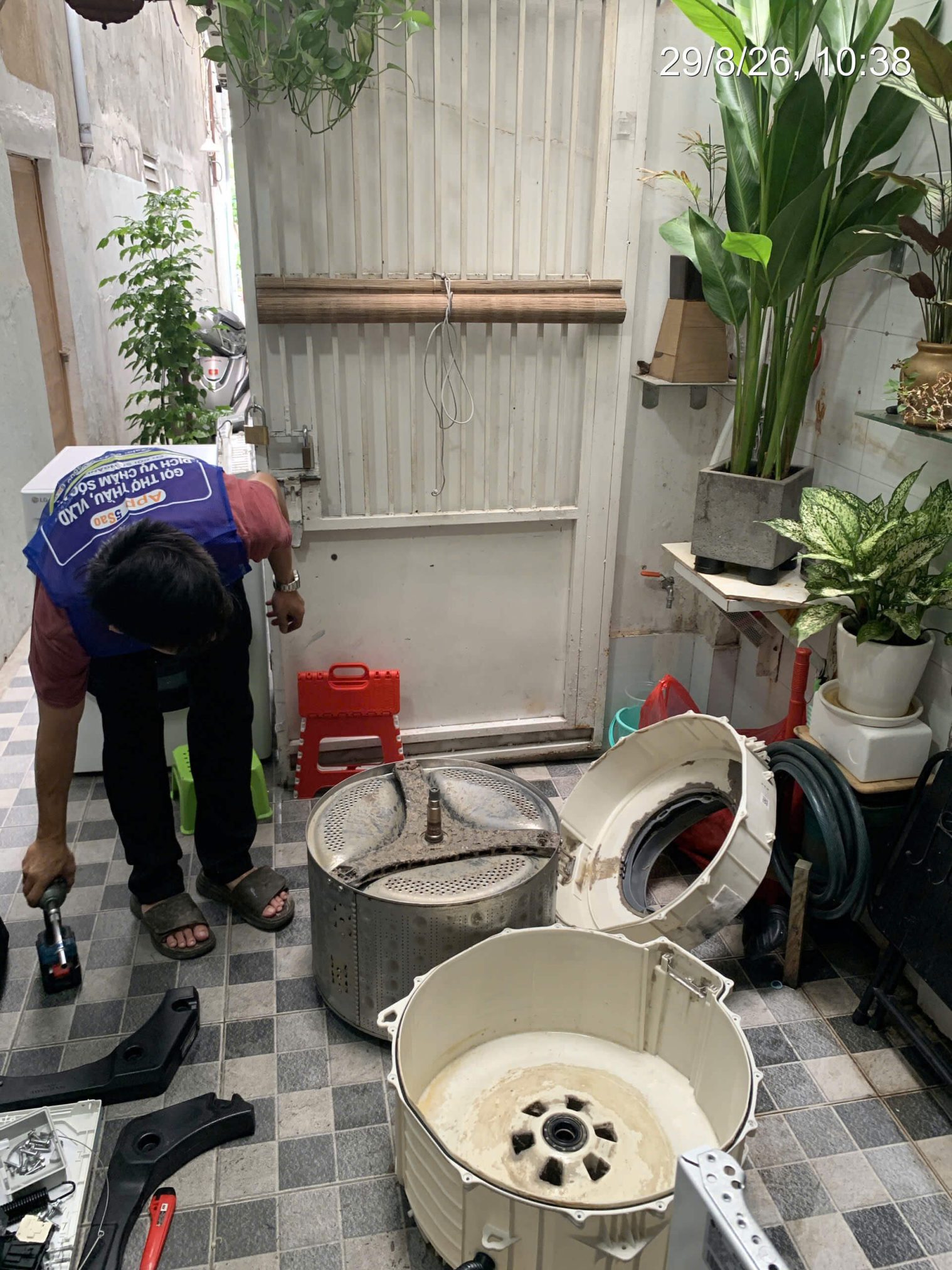 Thợ 5Sao đang vệ sinh máy giặt tại nhà dân nhanh chóng, chuyên nghiêp