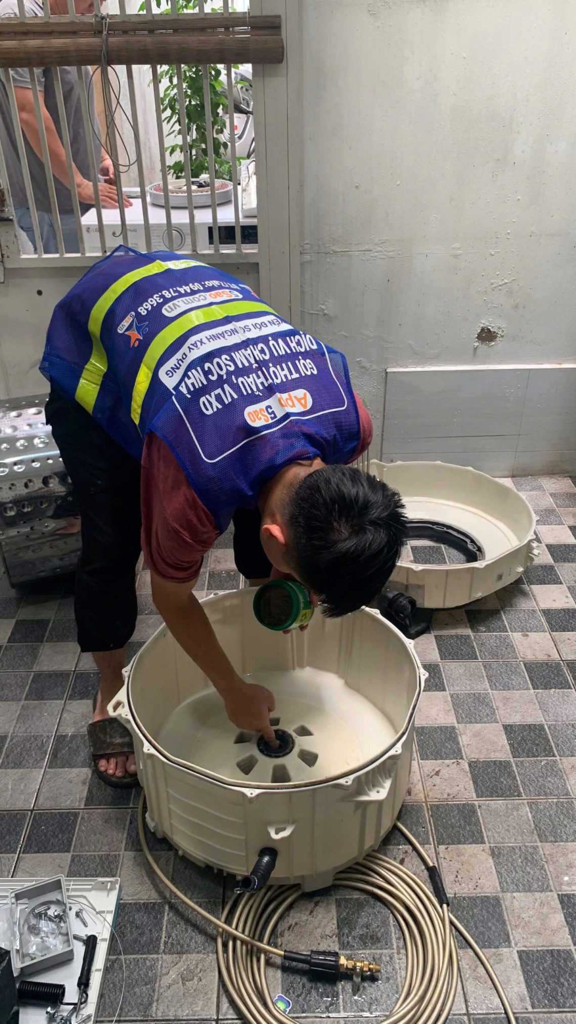 Dịch vụ vệ sinh máy giặt Quận 2 chuẩn chuyên gia – Đặt lịch dễ dàng qua ứng dụng 5Sao, thợ tay nghề cao có mặt nhanh chóng giúp lồng giặt sạch bóng như mới!