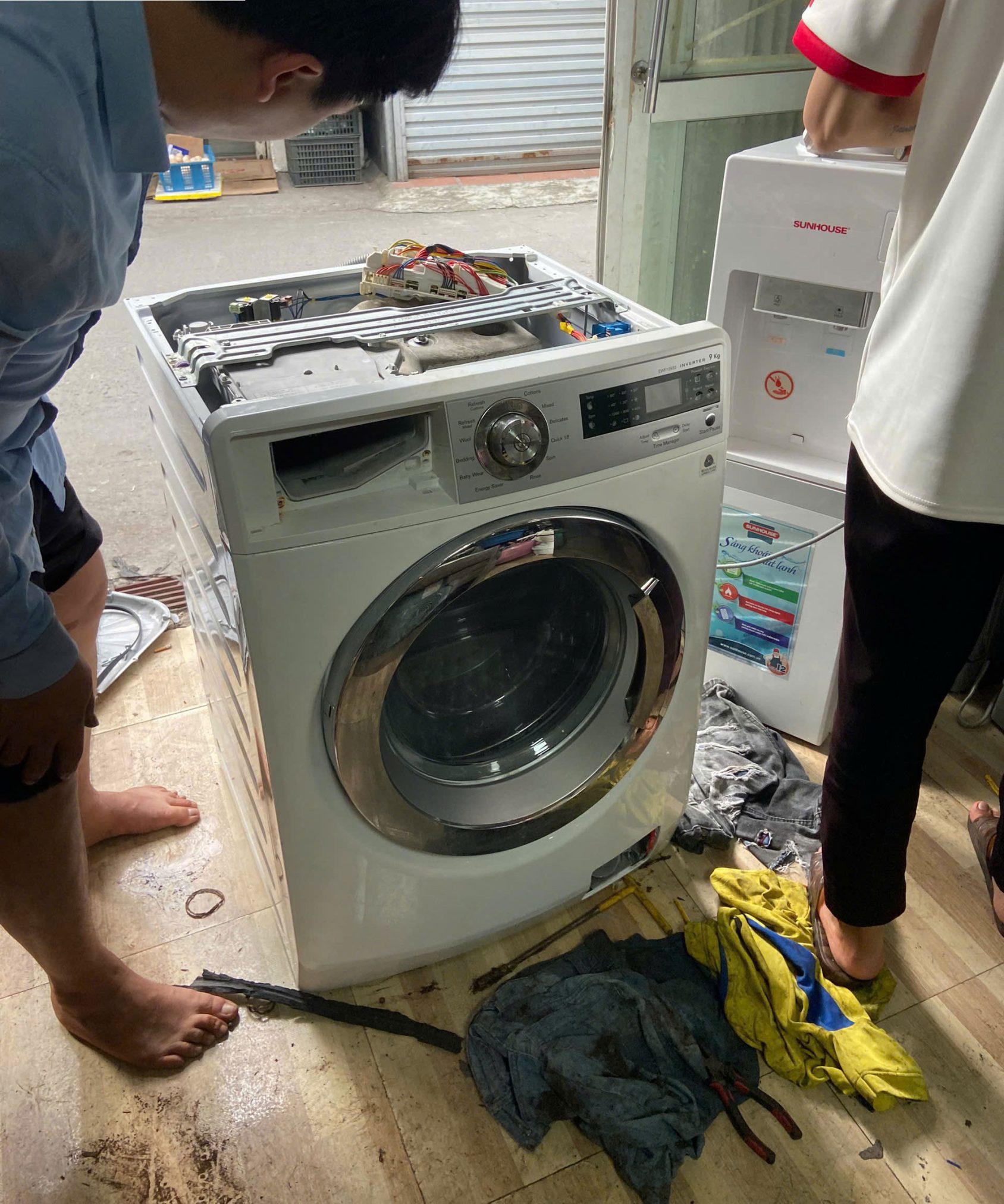 Khắc phục nhanh chóng mọi sự cố máy giặt rung lắc mạnh, kêu to hay không vắt tại Quận Bình Thạnh với dịch vụ tận tình từ Điện lạnh Bá Tuấn: Kỹ thuật viên có mặt ngay tại nhà chỉ sau 30 phút.
