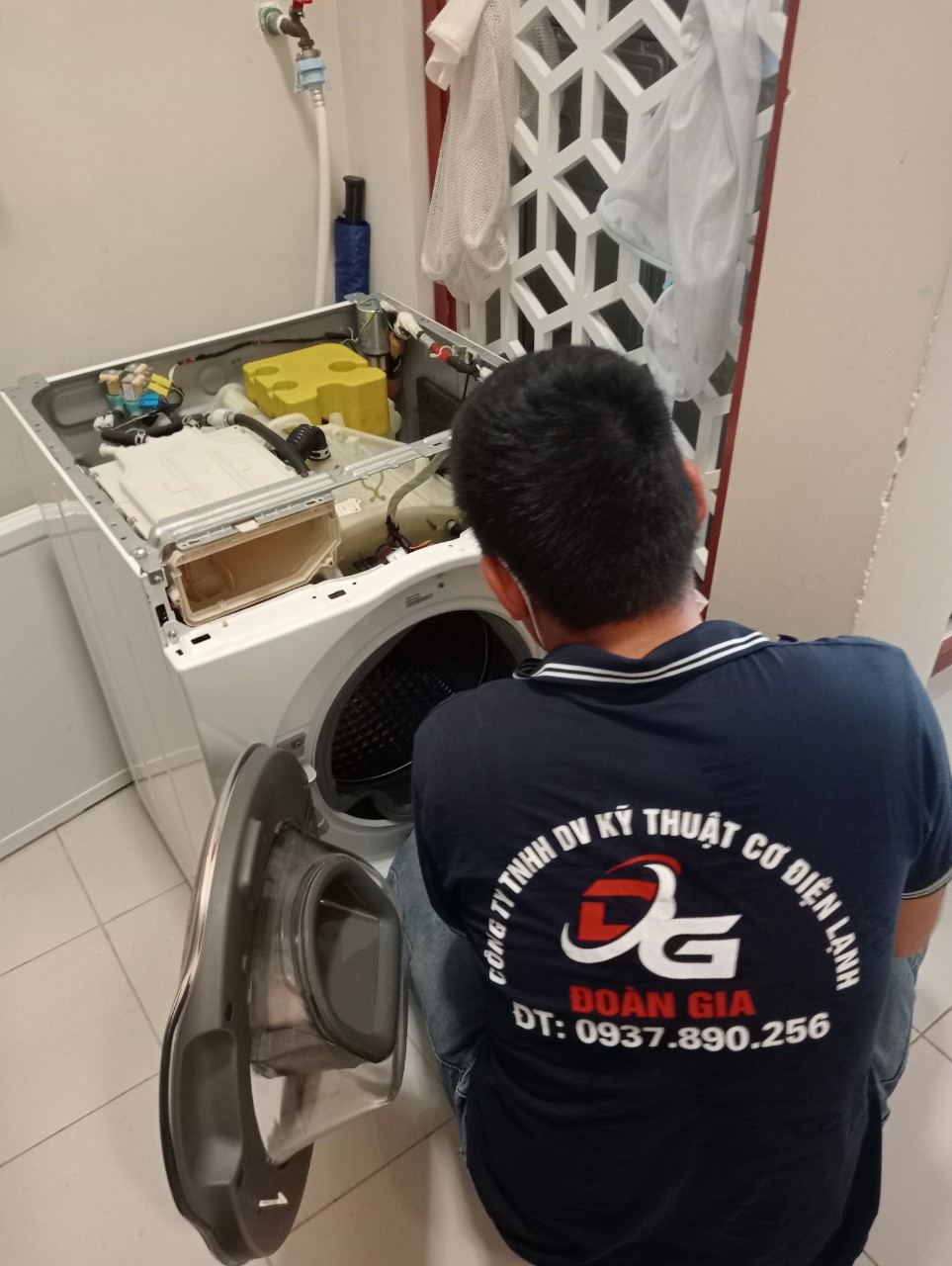Dịch vụ sửa chữa máy giặt giá rẻ, tận tâm tại khu vực Quận 12 từ Điện lạnh Đoàn Gia mang đến giải pháp khắc phục triệt để mọi sự cố, giúp thiết bị vận hành êm ái và bền bỉ như mới ngay tại nhà bạn.