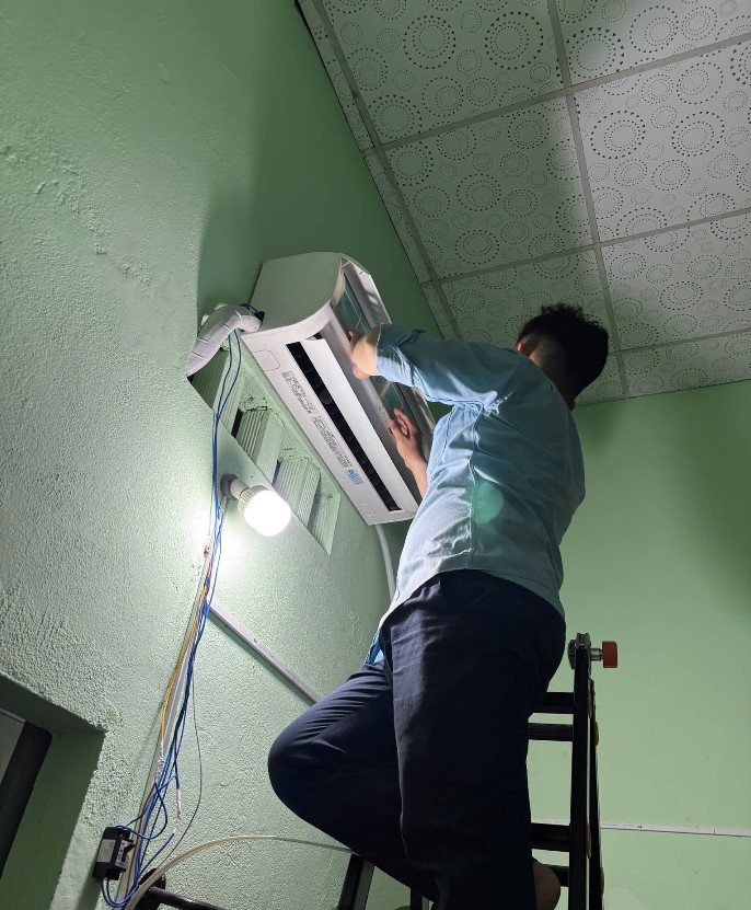 Góc thợ Điện lạnh Quốc Bảo đang tất bật di dời và lắp đặt máy lạnh trọn gói cho khách tại Huyện Củ Chi – Thao tác chuẩn xác, nhanh chóng và tận tâm!