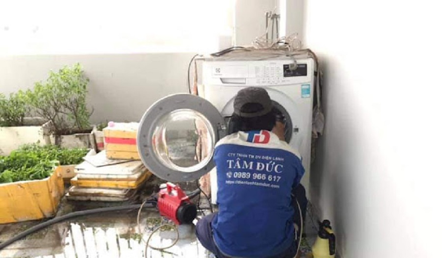 Chiếc máy giặt nhà bạn đang gặp trục trặc, kêu to hay rò rỉ nước làm gián đoạn sinh hoạt gia đình? Hãy liên hệ ngay Điện lạnh Tâm Đức tại Hóc Môn để được thợ tay nghề cao phục vụ tận nơi, báo giá minh bạch và rõ ràng trước khi tiến hành sửa chữa.