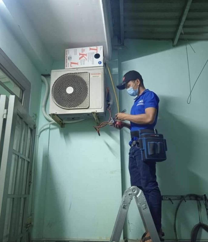 Đội ngũ thợ đang tất bật thi công tháo lắp máy lạnh tận nhà cho khách tại Huyện Củ Chi – Thao tác chuẩn xác, nhanh gọn, an toàn và phục vụ tận tâm chu đáo!