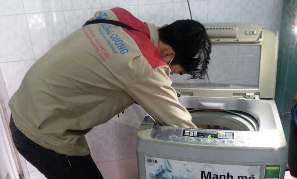 Không còn nỗi lo vận chuyển máy giặt cồng kềnh ra tiệm, dịch vụ sửa tận nơi tại Hóc Môn của Điện lạnh Hùng Cường sẽ hỗ trợ bạn từ A đến Z. Thợ làm việc trách nhiệm, cẩn thận, bắt đúng bệnh và luôn đặt sự hài lòng của khách hàng lên hàng đầu trong từng khâu phục vụ.