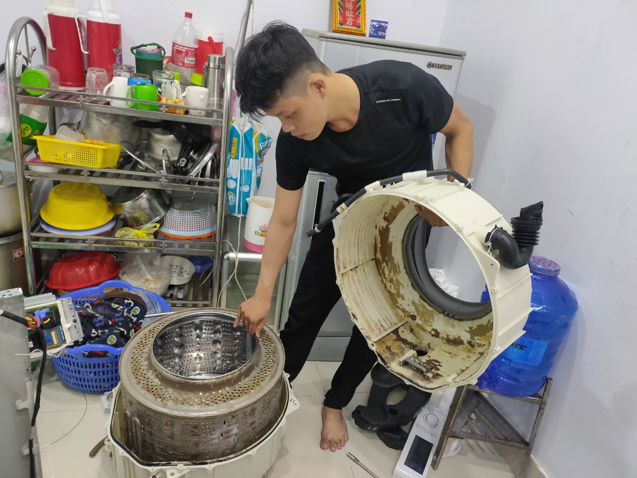 Dịch vụ sửa máy giặt tận nơi tại Quận Tân Phú từ Điện Lạnh Út Hiền mang lại sự hài lòng cao nhờ khả năng xử lý nhanh các lỗi mất nguồn, rò rỉ nước hay không cấp xả nước với chi phí phải chăng.