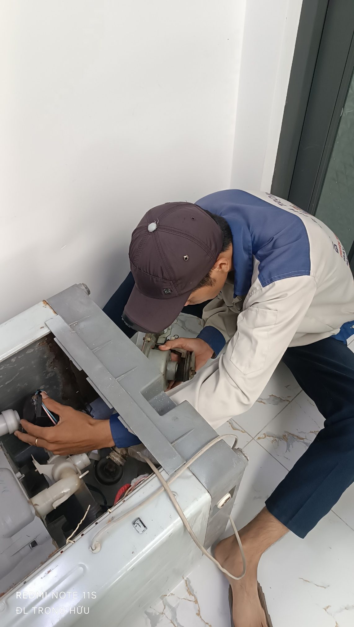 Kỹ thuật viên Điện lạnh Trọng Hữu đang trực tiếp kiểm tra áp suất gas, đo đạc dòng điện và bảo dưỡng máy lạnh tận nơi cho khách hàng tại Quận 10, đảm bảo thiết bị vận hành êm ái, làm lạnh sâu.