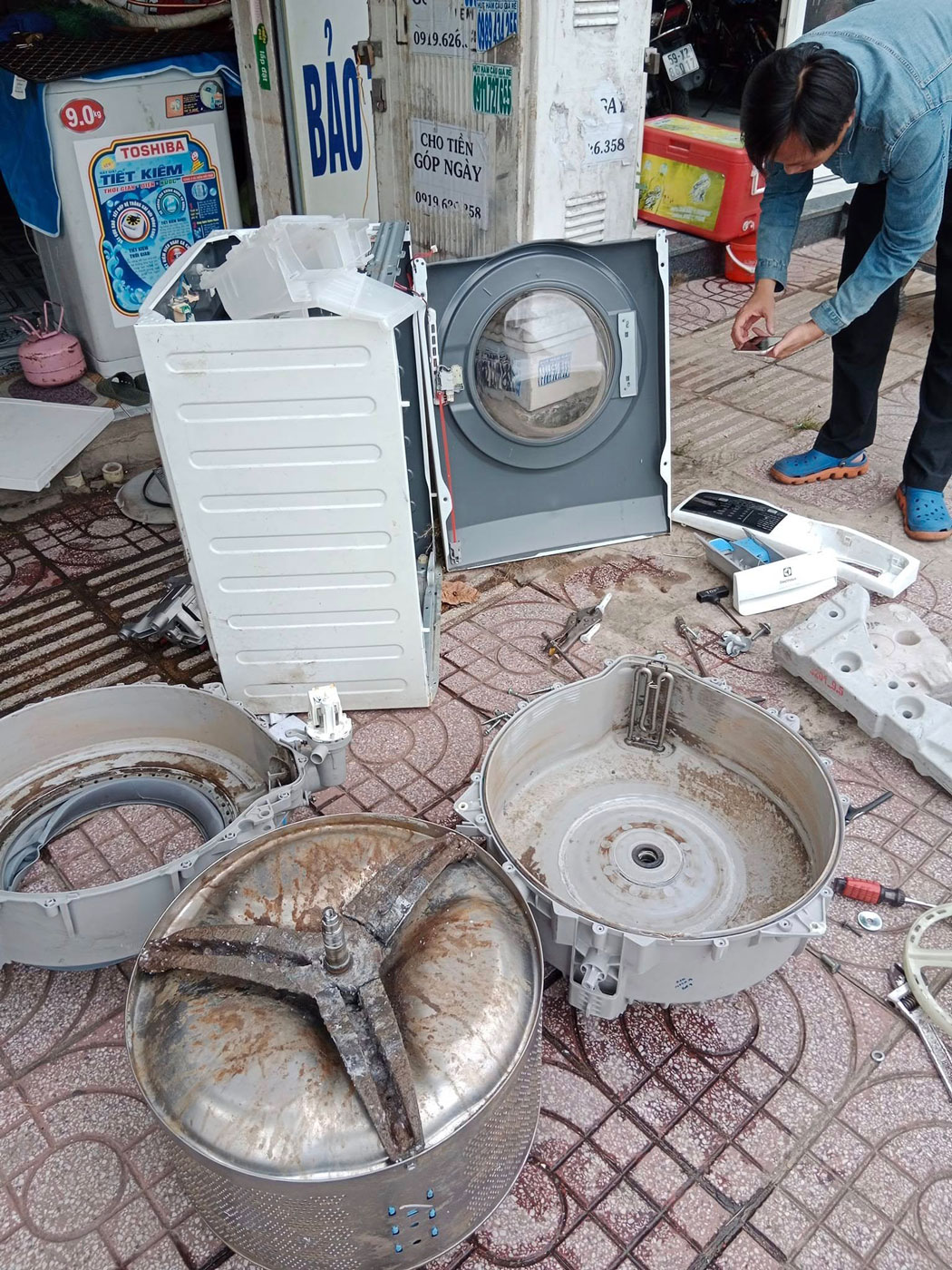 Thợ Điện lạnh Quốc Bảo vệ sinh lồng giặt tận nơi, hỗ trợ linh hoạt 24/7 cho các hộ gia đình tại khu vực Củ Chi.