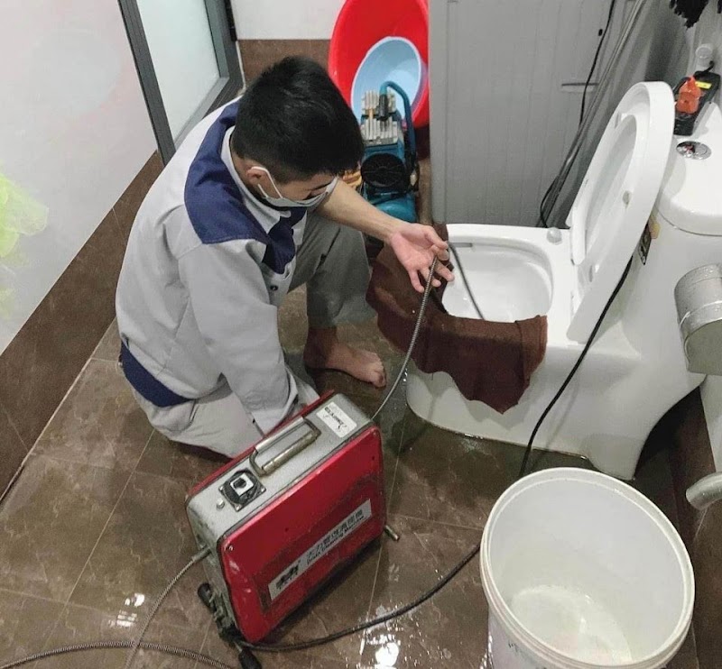Dịch vụ thông cống nghẹt Quận 1 giá rẻ, chất lượng từ Môi trường Việt với đội ngũ kỹ thuật viên giàu kinh nghiệm.