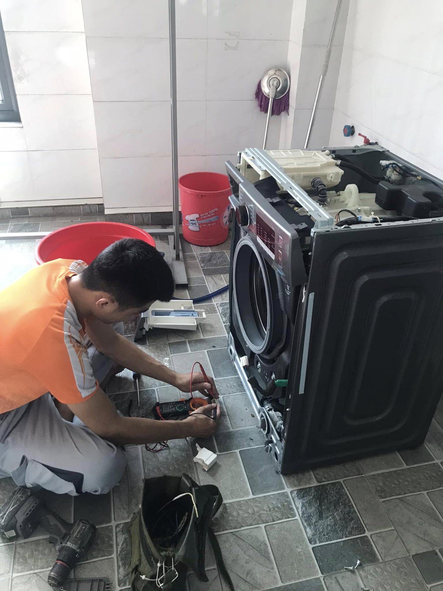 Thợ giỏi Điện lạnh Gia Phát có mặt ngay để vệ sinh máy giặt Quận 4 tận tâm, chu đáo 24/7!