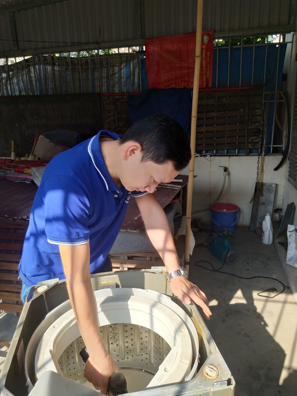Thợ tay nghề cao Điện lạnh Tấn Lộc chuyên vệ sinh máy giặt Quận 4 an toàn, có mặt nhanh chóng sau 30 phút!