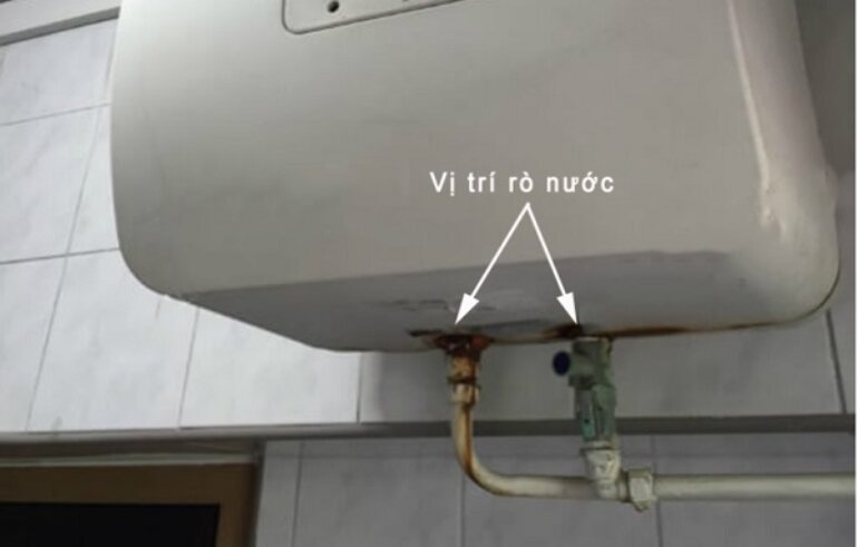 Rò rỉ tại các mối nối đường ống nước nóng và lạnh