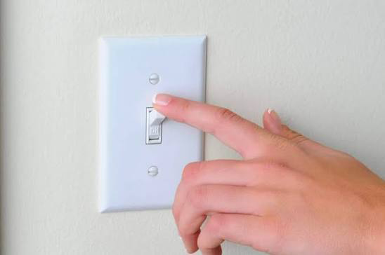 Gạt Aptomat / Bật công tắc điện riêng của bình