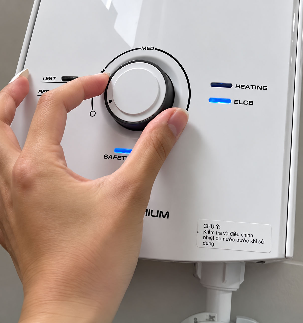 Nút điều chỉnh nhiệt độ vặn về mức thấp hoặc bị trượt cá