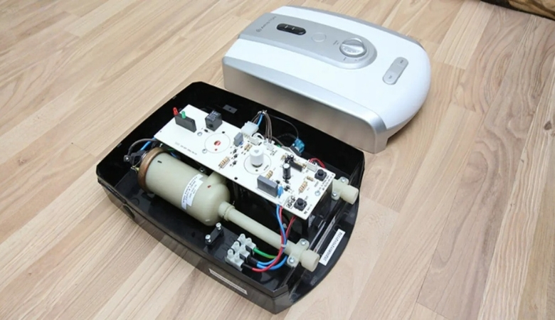 Tách lẫy cài và nhấc mặt nạ nhựa bảo vệ