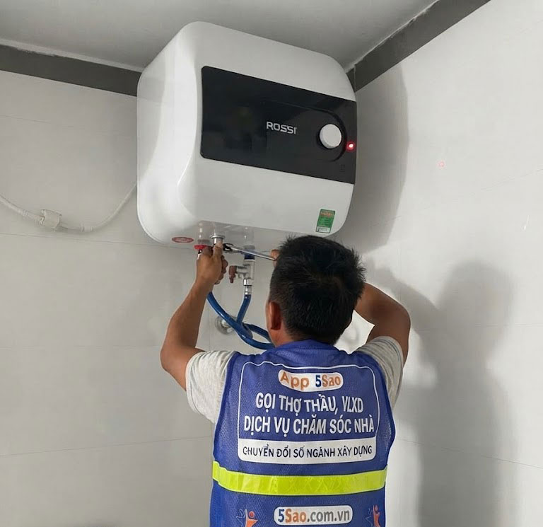 Thợ 5Sao đang lắp đặt bình nóng lạnh tại nhà dân