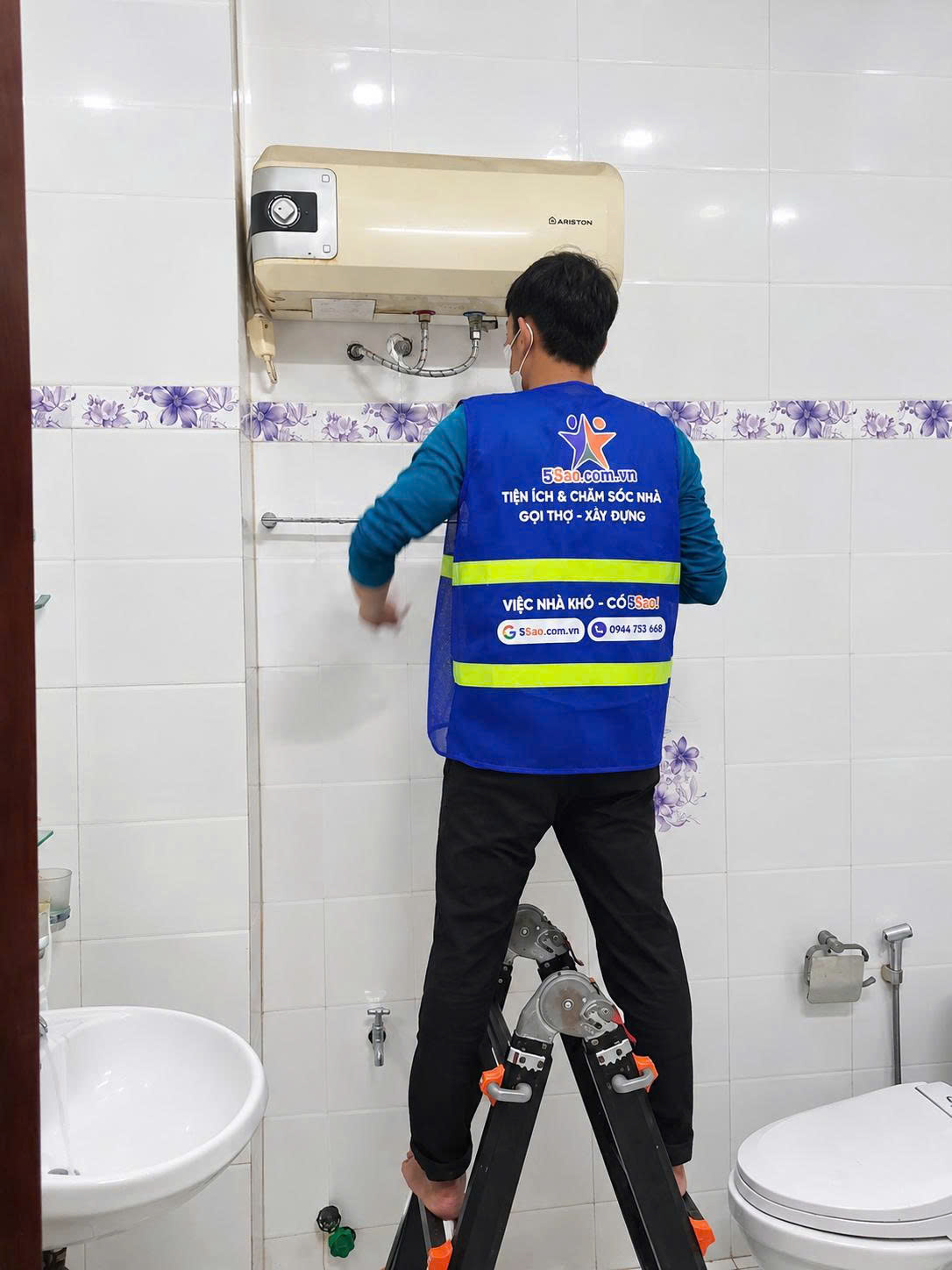 Thợ 5Sao đang vệ sinh bình nóng lạnh tại nhà dân